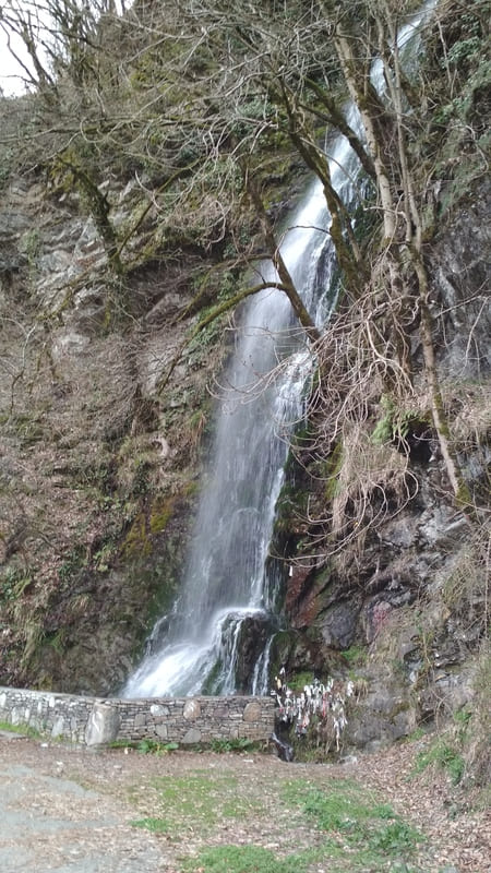 Фото водопада зимой в Красной Поляне