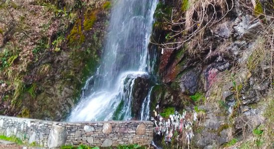 фото полноводного водопада Девичьи Слезы зимой
