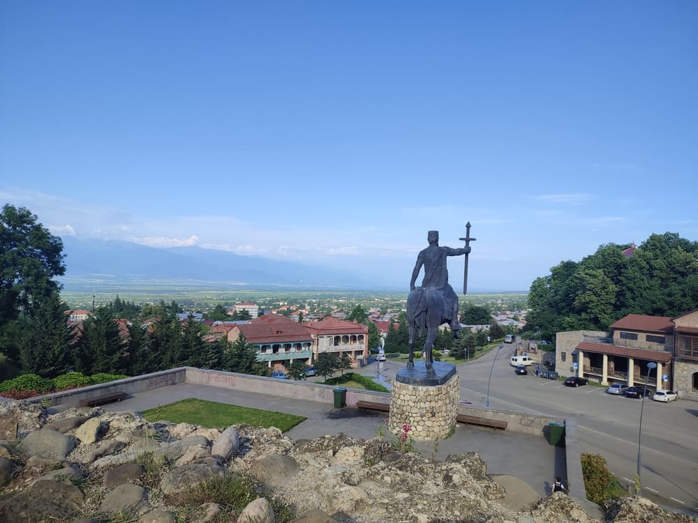 Памятник Ираклию 2 в центре Телави