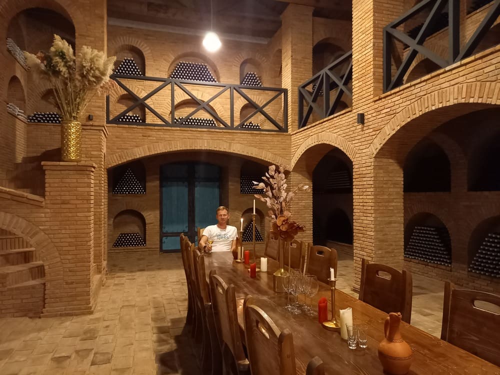 Дегустация вина в дегустационном зале винодельни